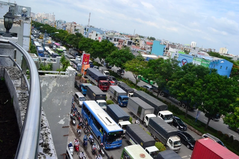 Hiện trường vụ tai nạn khiến cửa ngõ phía tây TP bị ùn ứ nghiêm trọng, hàng trăm phương tiện lưu thông khó khăn 
